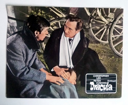 Dracula lee cushing - dracula,