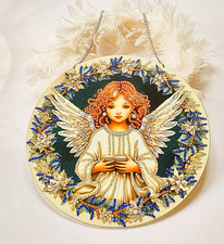 Traumhafter Engel als Hängeschmuck mit edler Strass-Malerei, Durchmesser 24 cm.