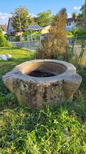 Sandsteinbrunnen rund