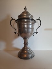 Großer Pokal mit Deckel aus