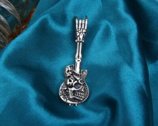 B37 Herren Anhänger Gitarre mit Hand aus Knochen Skelett Sterling Silber 925