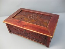 alte Holzschatulle Schmuckschatulle mit floralem Dekor Schloss u. Schlüssel