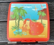 Tupperware Brotdose mit sich bewegenden Dinos in rot