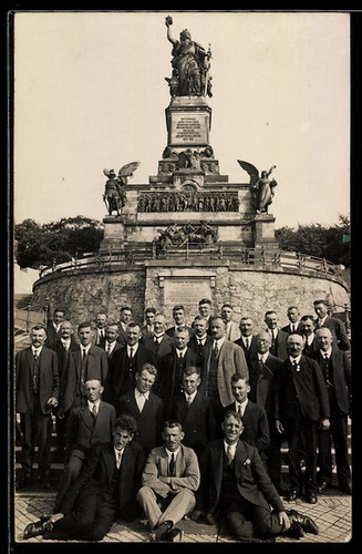 Foto männergruppe posiert - foto-ak,