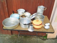 alte Küchenutensilien aus Alu Kochtopf Kelle Krug Kanne Pfanne Topfdeckel Deko