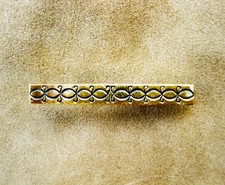 Modeschmuck-Stabbrosche ~Metall goldfarbig mit Gravur schwarz~