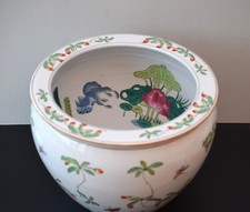Chinesische Wucai Porzellan Fischschale mit Lotus & Glücksymbolen Koi handbemalt