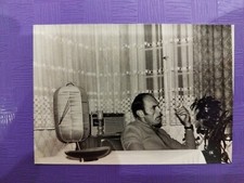 Altes Foto Vintage antik Mann man raucht Zigarette hört Radio Gardinen old Photo