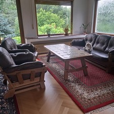 Wohnzimmer-Garnitur Eiche massiv mit dunkelbraunen Leder Sitzkissen