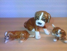 GOEBEL-3er Set HUND-BOXER-WELPEN-braun-weiß -1× sitzend-H=8 cm+2× liegend-H=3 cm