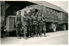 Foto, 2.WK. Inf.-Rgt.130. FRA 1940: Kameraden vor einem Einheitsdiesel (MB)21241