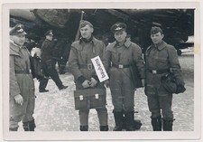 Foto Luftwaffe Piloten,Flugzeugbesatzung,crew vor Flugzeug vor Feindflug (9306a)