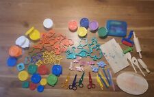Riesen Knetmasse Spielset Konvolut Play-Doh Förmchen Scheren Werkzeug   70 Teile