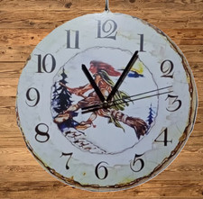 Schöne Wanduhr mit  Motiv "Hexe fliegt auf dem Besen"
