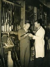 Frankreich Paris Büchsenmacher und Jäger wählen Gewehr Gewehr Jäger Pressefoto 1948