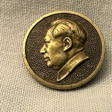 älterer Pin Abzeichen Mao Zedong  1893 - 1976 Durchmesser 20 mm Messing