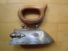Kleines Bügeleisen  mit Eisenkern, ca. 14 cm lang und 13 cm hoch