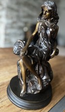 Bronzefigur auf Felsen