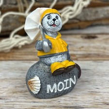 Deko Seehund im Regenmantel
