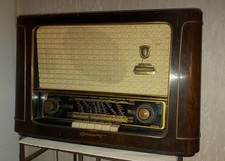 Altes Röhrenradio von Grundig