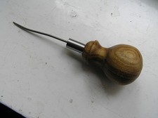 Schöne Ahle mit Hakennadel.