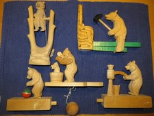 alte Holzspiel-Figuren Bären, Bär mit Ball, mit Hammer, an Wasserpumpe, Schaukel
