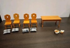 4 Stühle - ein Tisch GRATIS