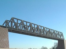 Gitterträgerbrücke lang