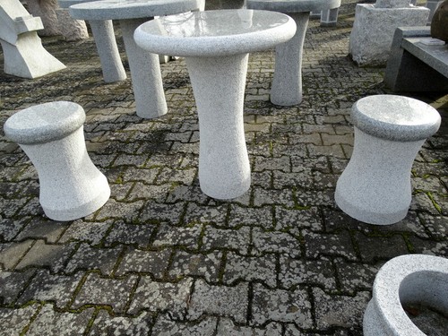 Tisch mit zwei - , hockern