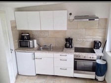 Küchenzeile mit Elektrogeräten