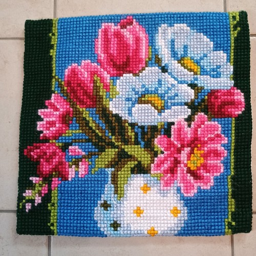Selbstgesticktes kissen mit - kissen,