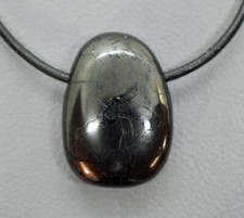 +Natur+ SHUNGIT SCHUNGIT EDELSTEIN-ANHÄNGER TROMMELSTEIN-gebohrt-+ Lederband#T5