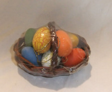 O.1  6 Ostereier mit Osterkorb Mehrfarbig Dekoration Kunstoff Ostern OVP