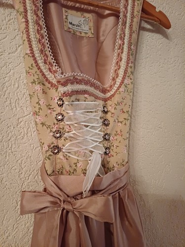 Traditionelles zartes dirndl - traditionelles,