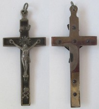 altes religiöses Brustkreuz