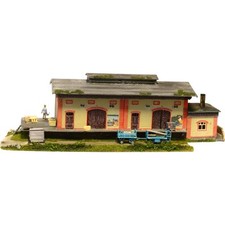 Diorama H0/1:87 Gebäude Güterschuppen Lagerhaus Verladerampe patiniert+begrünt