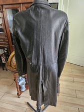 Langer schwarzer Leder-Mantel