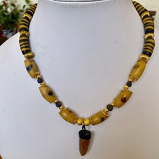 Afrikanische Pulverglaskette mit gefasstem Donnerkeil