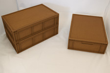 2 gebrauchte braune Kunststoff