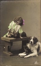 Ak Mädchen und drei Hunde, Tisch - 11345392