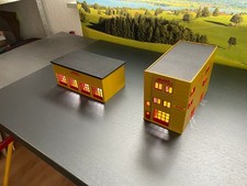 2 DHL Gebäude (1 x Büro + 1 x Werkstatt) beleuchtbar 1:87 HO