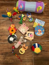 Konvolut BABY Spielzeug Rassel Greifling Schnullerkette Krabbelrolle Buch