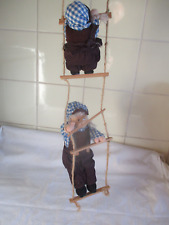 2 kleine Porzellan Puppen auf Strickleiter  - Mädchen & Junge