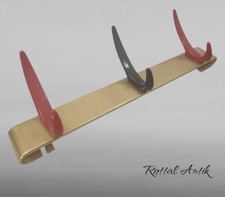 A3619  Mid-Century Hakenleiste 50er–Garderobe Messing & Buntlack Vintage-Desi gn