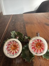 2 Stück  alter Christbaumschmuck Reflexkugeln silber beschneit innen rot silber