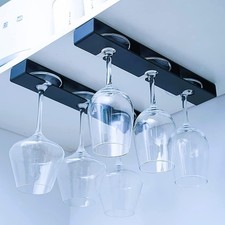 Stielglasregal unter dem