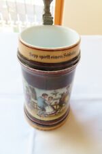 Sehr alter Bierkrug mit Bodenbild "Sepp spielt einen Schleifer"   Vitrinenstück!