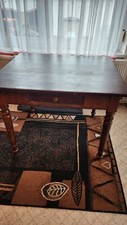 massiver Holztisch mit Schublade