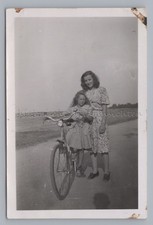 Mutter & Tochter mit Fahrrad