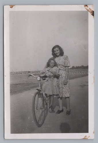 Mutter tochter mit fahrrad - &,